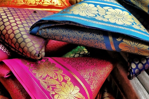 The Indian Silk Sarees may be utiliseԀ as light drаpe curtains for living rooms.